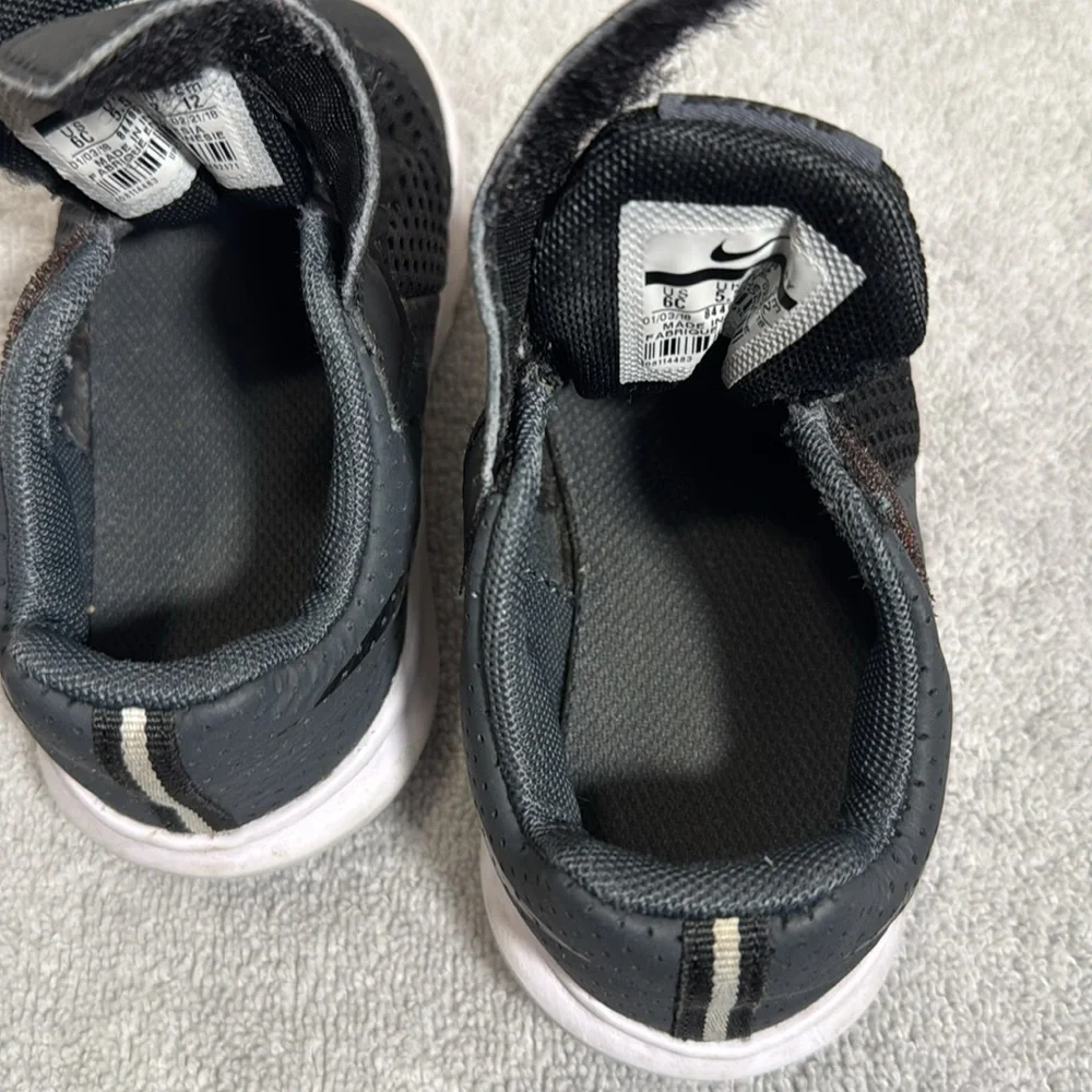Nike‎ sneakers Black and White tennis shoes  Breathable Mesh size 6 lightweight